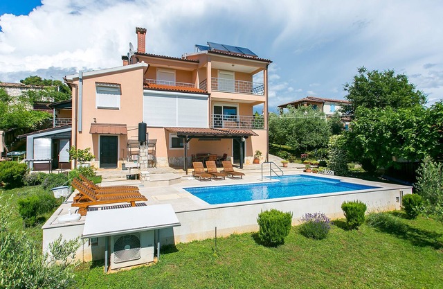 Maravilloso apartamento para 4 personas con piscina comunitaria y jardín.