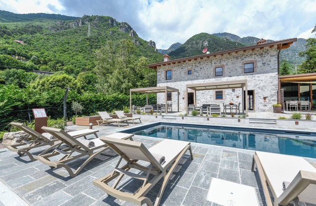 Wonderful apartment with swimming pool and lake view