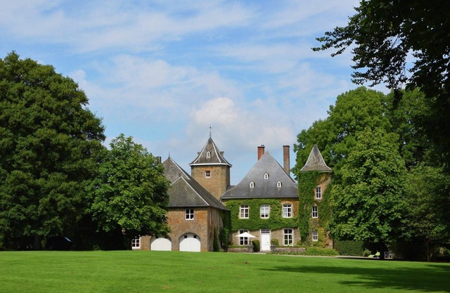 Maravilloso castillo en Bastogne con estanque