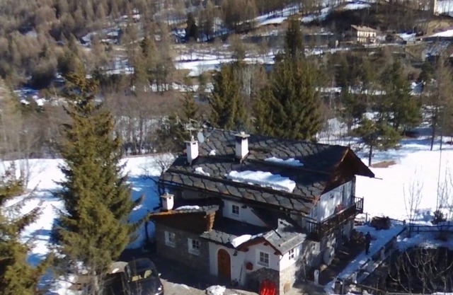 Maravilloso chalet en el campo, entre prados y el río.
