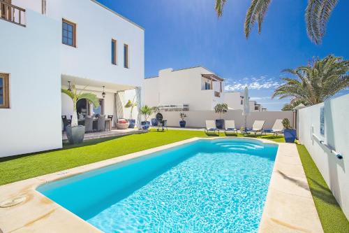 Wonderful Costa Teguise Villa - 5 Bedrooms - Villa Caletas Teguise - Perfect For A Large Group - Private Pool