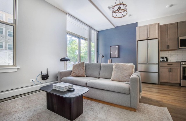 Wonderful Edgewater 1BR w/ Patio Deck & Gym, near lake, by Blueground