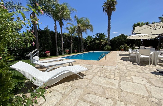 Wonderful villa with private swimming pool, park, 350 meters from the beach