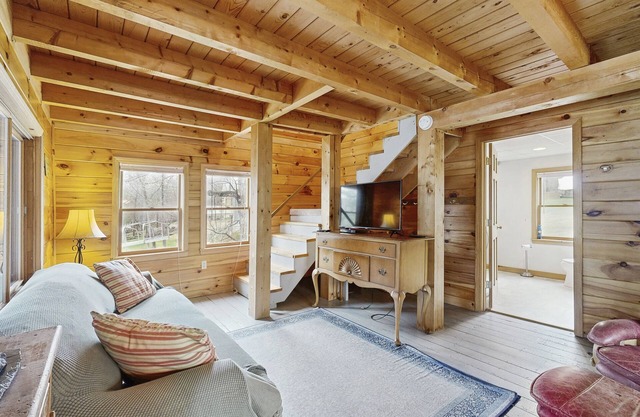 Wonderful Lakefront Gem W/ Free WiFi, Dock, Private Beach, Kayaks, Canoe & More