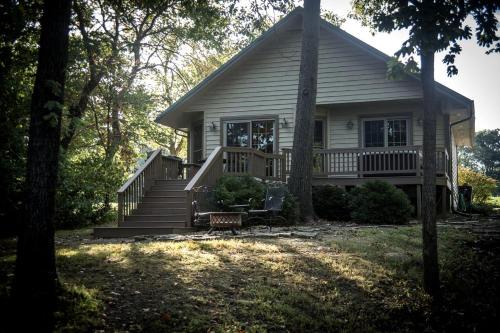 Wonderful Lakefront Cabin with Hot-tub in Carbondale, Illinois