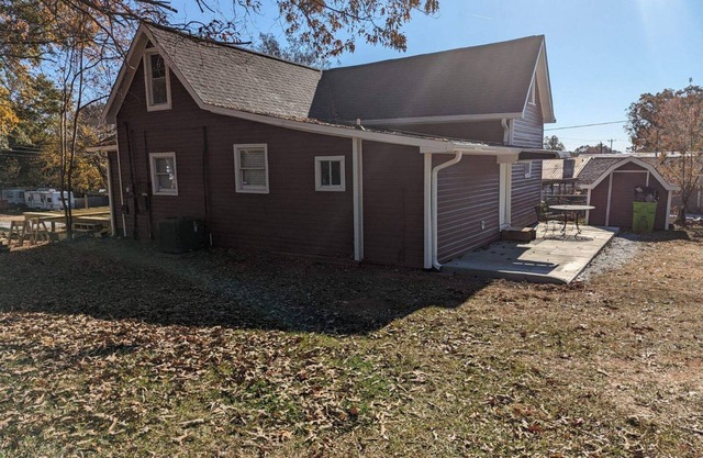 Wonderful Landrum Getaway with Hot Tub 4/2 home close to Tryon!