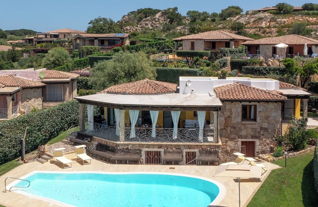 Maravillosa villa de lujo con piscina y gran jardín con vistas al mar.