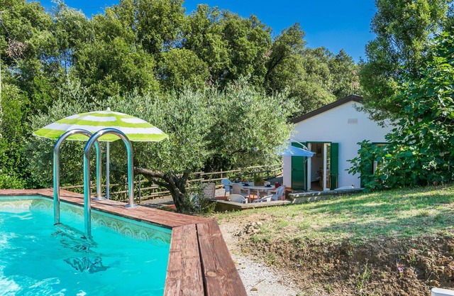 Casa de vacaciones privada con piscina privada, TV, terraza, mascotas permitida, aparcamiento