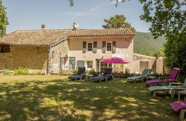 Preciosa casa de vacaciones privada con WIFI, A/C, TV, terraza, mascotas permitida y aparcamiento