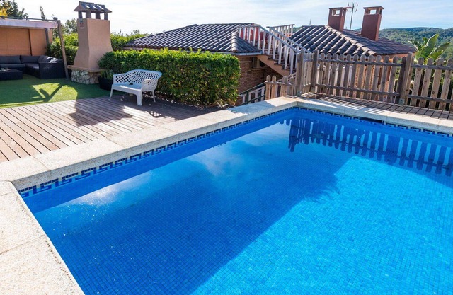 Preciosa casa de vacaciones privada con WIFI, piscina privada, A/C, TV, patio y aparcamiento