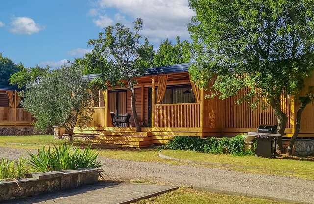 Casa de vacaciones privada con bañera de hidromasaje, WIFI, piscina, A/C, TV, terraza, aparcamiento