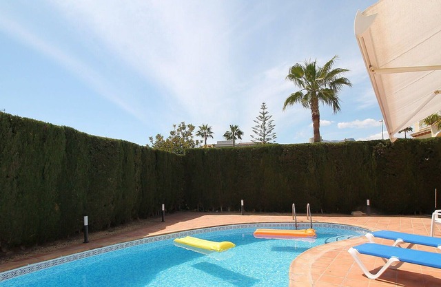 Estupenda casa de vacaciones privada con piscina privada, A/C, WIFI, TV, patio y aparcamiento