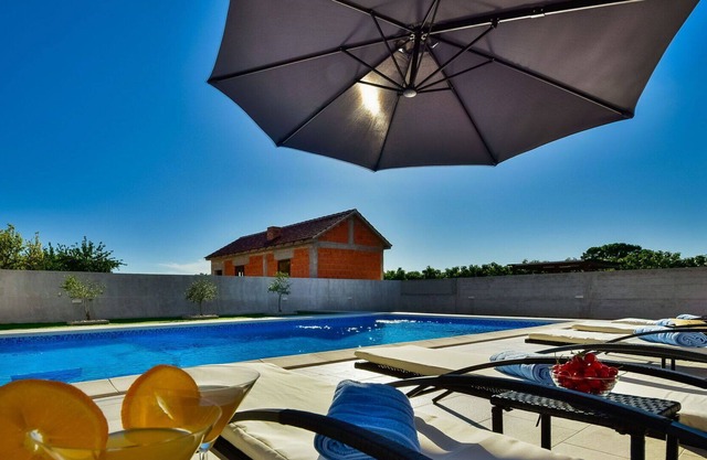Maravillosa casa de vacaciones privada con WIFI, piscina privada, A/C, TV, terraza y aparcamiento
