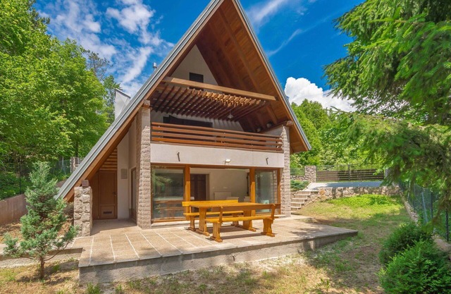 Preciosa casa de vacaciones privada con WIFI, jacuzzi, A/C, TV, terraza y aparcamiento