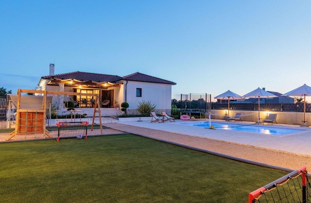 Estupenda casa de vacaciones privada con WIFI, piscina privada, A/C, TV, patio y aparcamiento