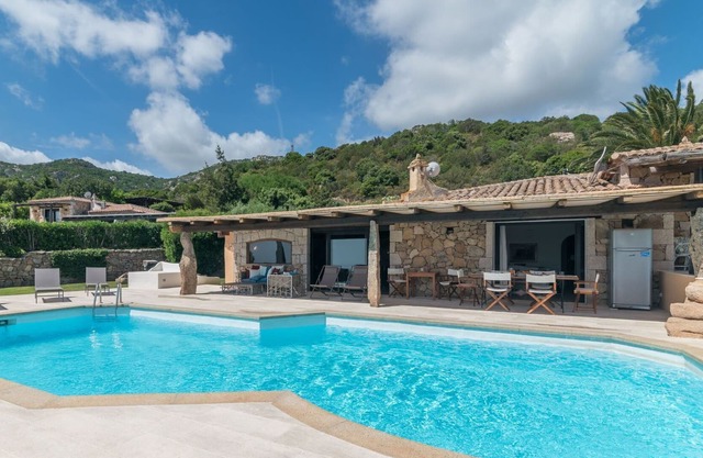 Wonderful private villa for 9 guests with A/C, WIFI, private pool, TV, patio and parking