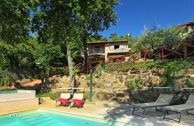 Preciosa casa de vacaciones privada con piscina privada, WIFI, jacuzzi, TV, patio y aparcamiento