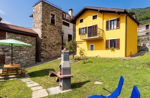 Estupenda casa de vacaciones privada con jacuzzi, WIFI, TV, patio, mascotas permitida y aparcamiento