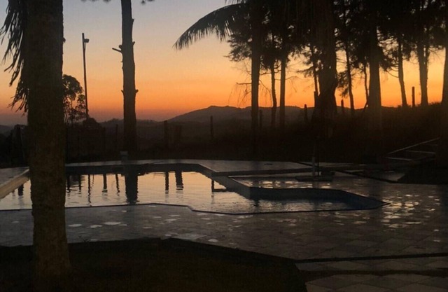 Maravilloso sitio frente a la presa, piscina, barbacoa.