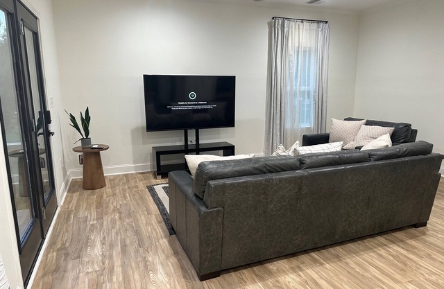 WONDERFUL SPACIOUS FAMILY HOME 3 MILES FROM LIONSGATE