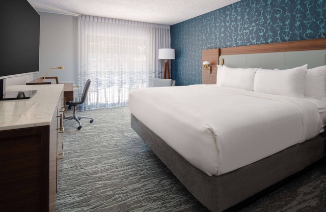 Wonderful Stay! Outdoor Pool, FREE Parking Pets Allowed, Near Hollywood Beach