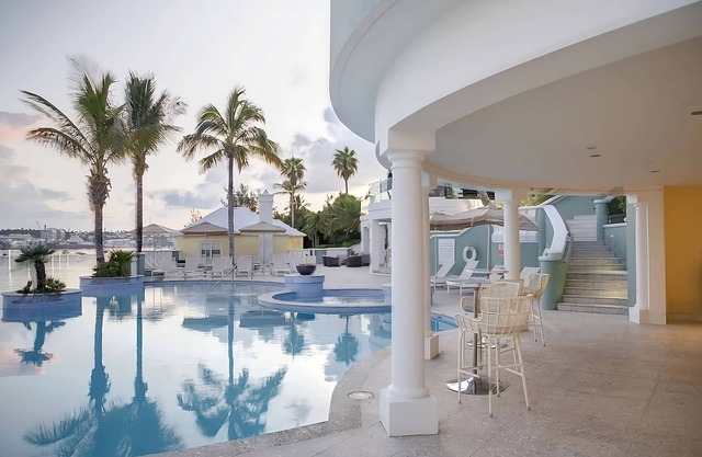 Wonderful Stay! Outdoor Pool, FREE Parking, Close to Jobson's Cove Beach!