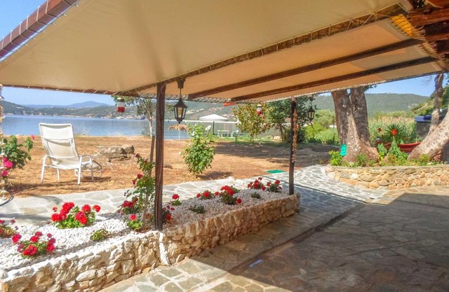 Wonderful stone house infront of the sea.