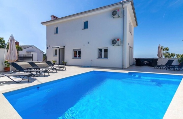 Wonderful villa with heated pool near Novi Vinodolski