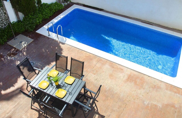 Preciosa casa de vacaciones con WIFI, A/C, piscina privada, TV, terraza y aparcamiento