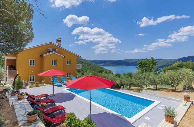 Casa de vacaciones con WIFI, piscina privada, A/C, TV, terraza, mascotas permitida, aparcamiento