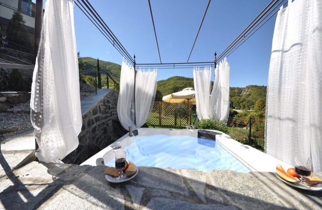 Maravillosa villa en la campiña toscana con piscina de hidromasaje y jardín privado.