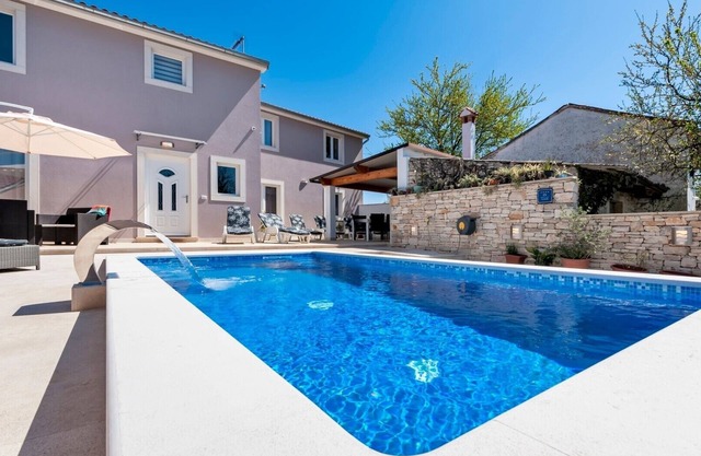 Villa Nina / Charming Villa Nina near Žminj
