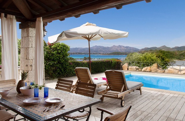 Maravillosa villa con piscina y gran jardín privado cerca de la playa.