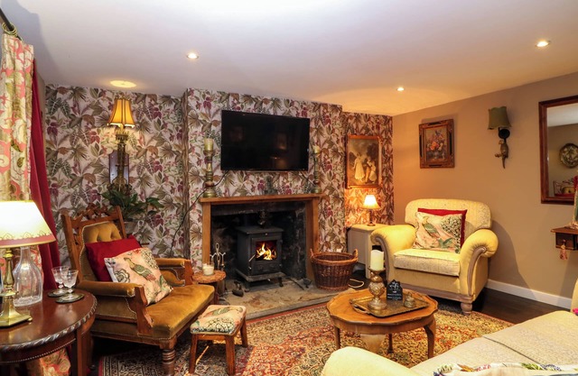 WONDERLAND COTTAGE, pet friendly, with open fire in Newburgh, Fife