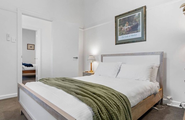 Wonky Cottage: large backyard, close to CBD