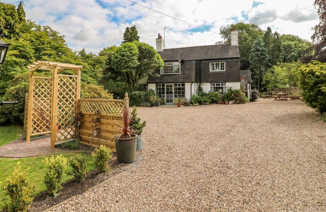WOOD COTTAGE, family friendly, character holiday cottage in Milwich