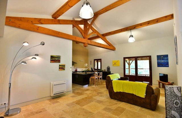 Casa de madera en el corazón de la naturaleza