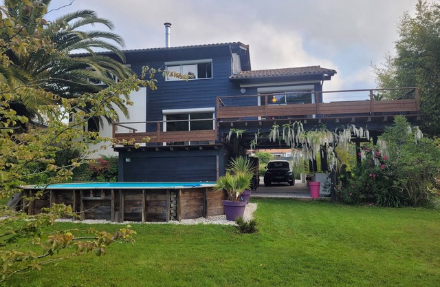 Casa de madera con vista al bosque cerca de Biarritz, Hossegor, Bayona y España