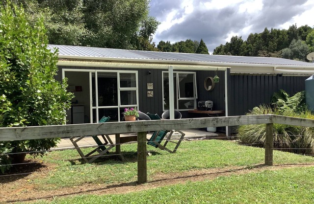 Wood Pigeon Cottage- Pet friendly 2kms from Hauraki Rail Trail-Free Breakfast