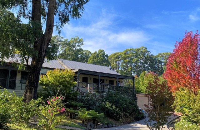 WOODBINE LODGE- Picture perfect and meticulously maintained