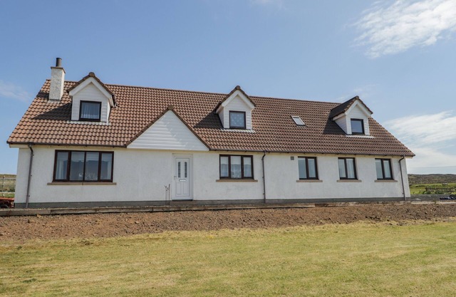 WOODBURN COTTAGE, family friendly, with a garden in Dunvegan