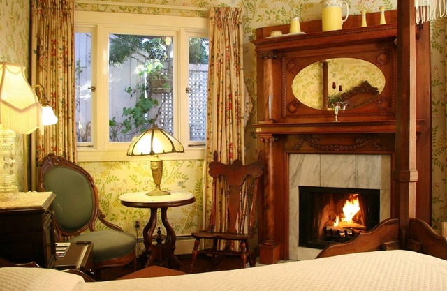 Woodburning fireplace/1840canopy4poster DOUBLEBED/3dr armoire/clawfoottub/shower