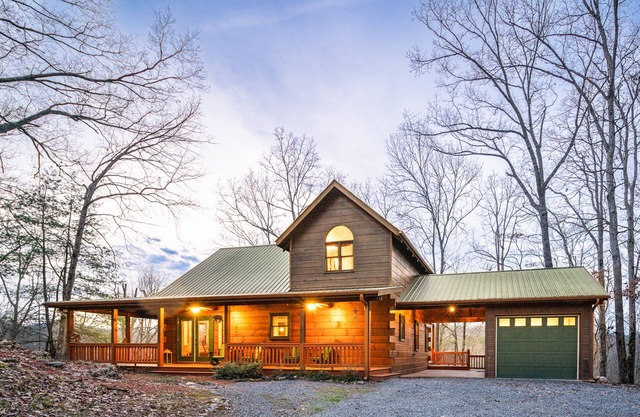 Wooded cabin with wraparound deck, mountain views, air hockey & fireplaces