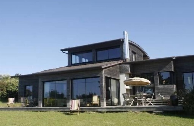 Casa de madera del arquitecto, orientada al sur, orientada al mar.