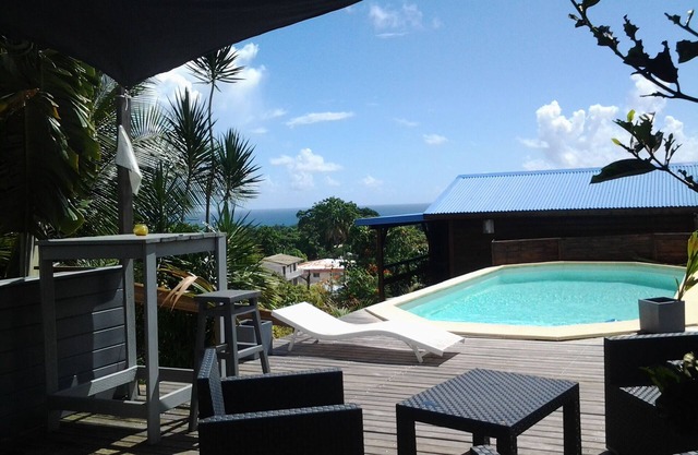 bungalow de madera con bonitas vistas al mar