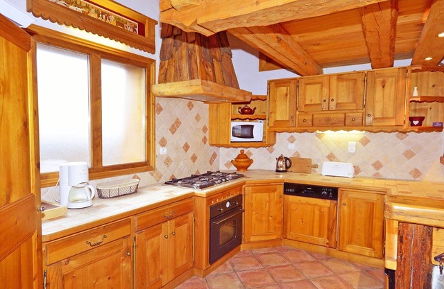 Chalet de madera en la zona de esquí de Paradiski