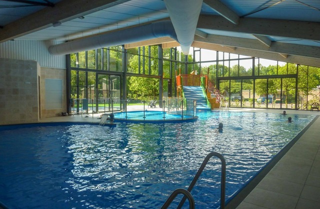 Chalet de madera con microondas, en un parque de vacaciones cerca de tres parques nacionales