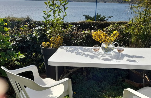 Chalet de madera con vistas al mar, amplio jardín.