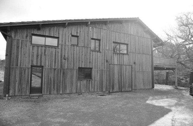 Cabaña de madera ubicada en plena naturaleza.