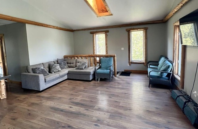 Wooden Gourmet Cottage with HotTub (Near HorseShoe Valley)